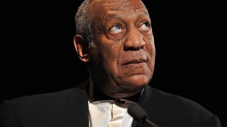 Khi các “sao” sai một li, đi cả… sự nghiệp - 2 Bill Cosby đang từ đỉnh cao đã rớt thẳng xuống vực sâu sau khi bị hơn 50 người cáo buộc lạm dụng tình dục. Tuy Bill Cosby khăng khăng cho rằng mình vô tội và mọi trường hợp đều là quan hệ đồng thuận nhưng danh hài này vẫn phải hầu tòa và phải đóng khoản tiền bảo lãnh lên tới 1 triệu đô la Mỹ để được tại ngoại. Các nhà đài lớn như NBC hay Netflix đều quay lưng với Bill Cosby và cho đến tận bây giờ, tên tuổi của sao nam này vẫn gắn liền với một trong những vụ bê bối đen tối nhất trong lịch sử làng giải trí Mỹ.