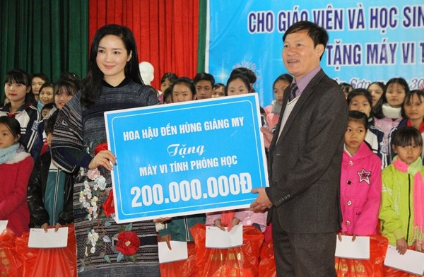 Hoa hậu Đền Hùng Giáng My trao quà tết cho học sinh có hoàn cảnh khó khăn - 3
Hoa hậu Đền Hùng Giáng My trao tặng 200 triệu để trang bị máy vi tính phòng học cho các trường còn thiếu thốn cơ sở vật chất