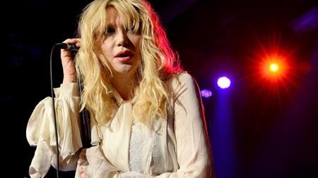 Khi các “sao” sai một li, đi cả… sự nghiệp - 4 Courtney Love đã sa vào con đường nghiện ngập trong nhiều năm liền và phải bán nhà cùng nhiều di sản của người chồng quá cố Kurt Cobain để trang trải nợ nần. Sau đó, Courtney Love liên tục phải ra hầu tòa cả với tư cách người đi kiện lẫn người bị kiện vì loạt rắc rối tài chính. Dù khẳng định được tài năng ca hát nhưng cho đến giờ, Courtney Love vẫn khiến người hâm mộ nhớ đến vì các chiêu trò gây sốc và rắc rối đời tư hơn là thực tài.