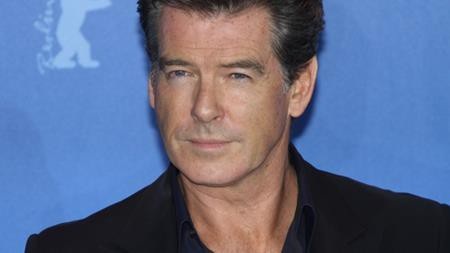 Loạt “sao” đau đớn đối diện với cảnh sinh ly, tử biệt - 5 Hồi năm 1991, Pierce Brosnan cũng đã mất đi người vợ đầu tiên, Cassandra do căn bệnh ung thư buồng trứng. Và phải đợi đến 13 năm sau, cựu “điệp viên 007” mới dũng cảm chia sẻ về nỗi đau mất mát này: “Chứng kiến người mà bạn yêu bị căn bệnh âm ỉ này ăn dần ăn mòn cuộc sống từng chút từng chút một, cái nỗi buồn đó đã trở thành một phần còn lưu lại mãi trong tâm trí bạn”.