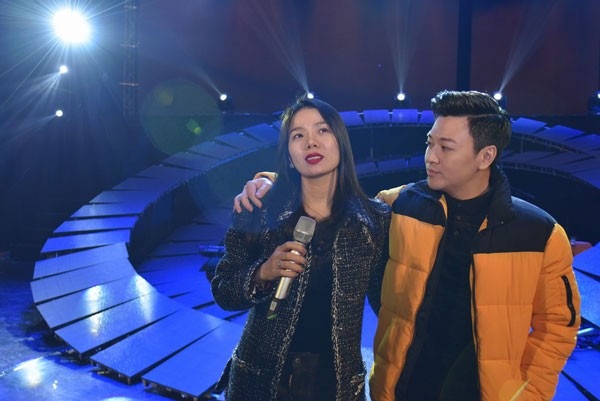 Lệ Quyên để mặt mộc, tình cảm bên Phan Anh - 7 Trong đêm nhạc 6/2, MC Phan Anh cũng xuất hiện với vai người dẫn dắt cho chương trình thay cho MC Kim Nguyên Bảo trong đêm 18/1. Trong buổi tập luyện tối qua, nam MC xuất hiện từ sớm để có thể khớp được mạch dẫn dắt với Lệ quyên - một nữ ca sĩ luôn nổi tiếng với phong cách ăn nói cực kì duyên dáng, sâu sắc.