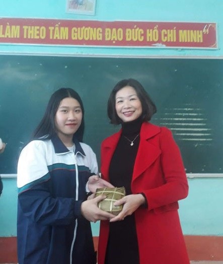 Giáo dục truyền thống gói bánh chưng ngày Tết - 4 Các em tặng bánh chưng cho cô chủ nhiệm lớp 10C2.