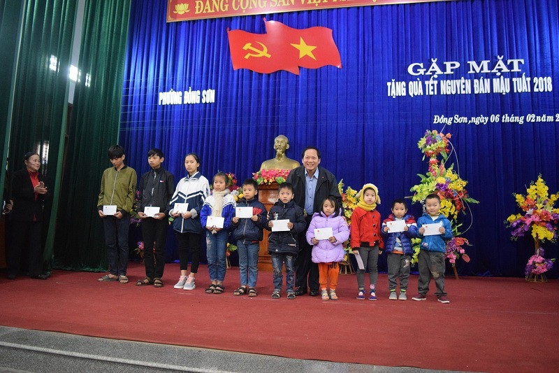Bộ trưởng Bộ TT & TT tặng quà Tết cho gia đình chính sách, học sinh nghèo - 2 Bộ trưởng Trương Minh Tuấn tặng quà cho các em học sinh nghèo hiếu học