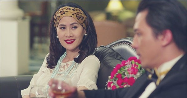 Tạo hình kỹ nữ đẹp quyến rũ của Kim Tuyến, Thân Thuý Hà - 7 Tạo hình đài các, quyền lực, bộ điệu của Thân Thúy Hà luôn toát lên vẻ uy quyền của một bà chủ. Thân Thúy Hà được sử dụng nhiều đạo cụ không chỉ là các trang sức quý phái thời xưa như khăn bịt đầu, chuỗi ngọc, phục trang tone lạnh, mà còn có những phụ kiện đặc biệt luôn gắn liền tạo thành hình tượng như tẩu thuốc, ly rượu.