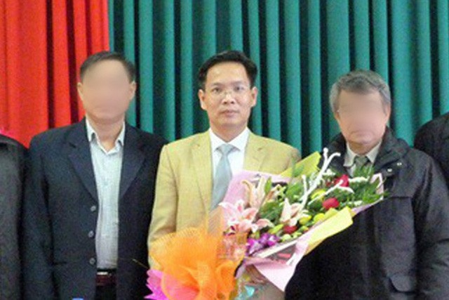 Bắt tạm giam 17 cán bộ Dự án Thuỷ điện Sơn La: Người nhà 2 Phó Giám đốc Sở kêu oan - 1
Ông Phan Tiến Diện (giữa) - nguyên Phó Giám đốc Sở Tài nguyên và Môi trường tỉnh Sơn La.