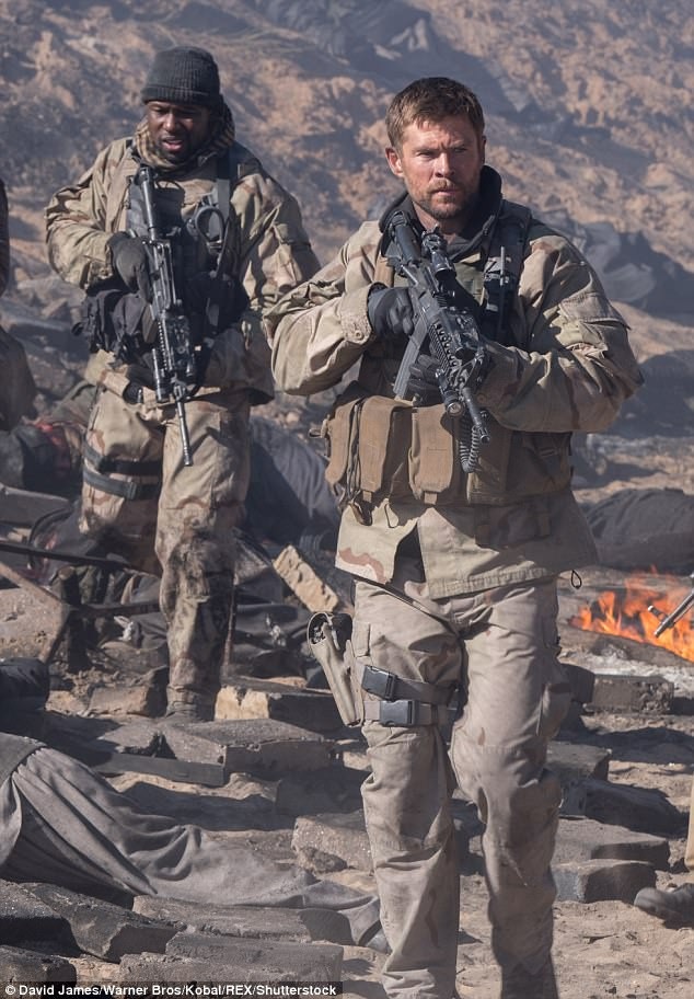 “12 Strong” cuenta la historia de soldados de las fuerzas especiales estadounidenses que son enviados especialmente a una zona de guerra. Chris interpreta al Capitán Mitch Nelson, con la misión de liderar un grupo de 12 soldados de las fuerzas especiales para acabar con un peligroso grupo de terroristas.