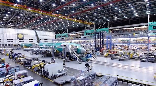 Quy trình lắp ráp máy bay thương mại bán chạy nhất lịch sử Boeing - 6 Ông Keith Leverkuhn, người phụ trách chương trình 737 Max của công ty máy bay thương mại Boeing đánh giá việc tung ra 3 máy bay dòng 737 Max chỉ trong vòng 3 năm là thành tựu rực rỡ của hãng này. Ông Leverkuhn cho biết hãng chế tạo máy bay Mỹ sẽ tiếp tục cải tiến về mặt kỹ thuật để có thể cho ra mắt những sản phẩm có sự linh hoạt và tầm bay đáng kinh ngạc hơn nữa trong tương lai. (Ảnh: Boeing)