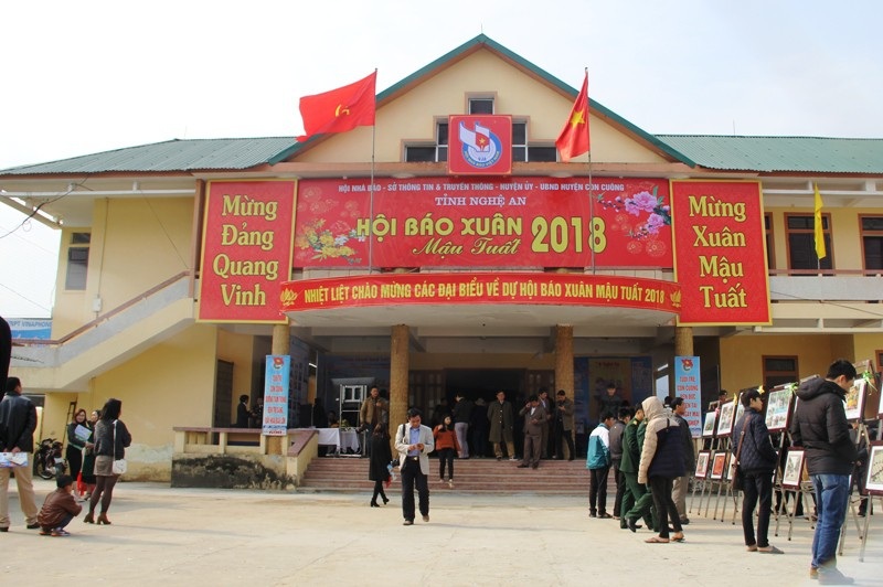 Náo nức khai Hội Báo xuân Mậu Tuất 2018 - 1 Hội Báo xuân Mậu Tuất 2018 thu hút đông đảo người đến tham dự.