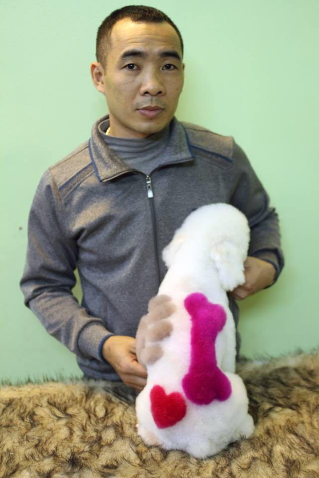 Bỏ tiền triệu cho cún cưng đi... spa “làm đẹp” đón Tết - 4 ... trong khi anh Đức Thụ tạo hình khúc xương và vết chấm bàn chân 3D cho cún cưng. Anh Nguyễn Đức Thụ vốn là công nhân lái xe mỏ nhưng khi hai vợ chồng tham gia hội yêu cún cưng, thấy nhu cầu có trong khi thợ cắt tỉa lông ở Quảng Ninh còn ít, anh quyết định đi nghề. “Đầu tiên tôi nghĩ nghề này cũng đơn giản thôi, vào học mới biết có nhiều kĩ năng khó thế nào. Nhưng học thầy, học bạn, tôi vỡ vạc ra nhiều. Cắt tỉa mà tính nóng vội là hỏng ngay, đôi khi con chó ngoan thì không sao, con chó dữ tợn rất khó làm, phải bình tĩnh”, anh Thụ nói.