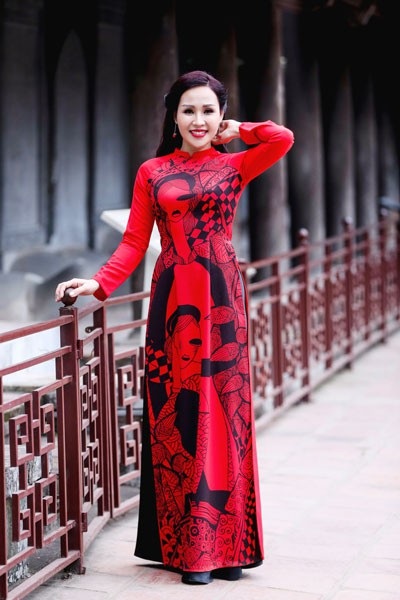Không ngại chồng ghen, Khánh Ly "tình tứ" cùng Minh Vương - 3 Khánh Ly nói, một phần tính cô vốn… điệu, thích mặc đẹp, nhưng quan trong hơn cả là trong một MV xuân Tết, cô muốn có nhiều màu sắc rực rỡ, tưng bừng. Cùng với giai điệu, lời ca, trang phục vui mắt khiến MV thêm rực rỡ, nhí nhảnh, đầy sắc xuân.