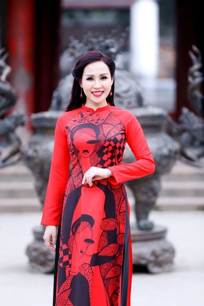 Không ngại chồng ghen, Khánh Ly "tình tứ" cùng Minh Vương - 2 Để thực hiện MV đón năm mới “Khúc mùa xuân”, Khánh Ly chuẩn bị khá cầu kỳ về trang phục. Cô chuẩn bị tới 10 bộ váy áo để mang đi ghi hình, và xuất hiện trong MV cũng tới 5 bộ.
