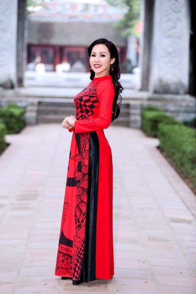 Không ngại chồng ghen, Khánh Ly "tình tứ" cùng Minh Vương - 4 Trên nền những cảnh đẹp Hà Nội như Văn Miếu, Hồ Gươm, Thảo nguyên hoa Long Biên…, hình ảnh tươi trẻ của Khánh Ly và Minh Vương với trang phục thay đổi linh hoạt theo từng khuôn hình mang đến cho người xem những cảm xúc thú vị.