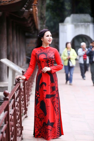 Không ngại chồng ghen, Khánh Ly "tình tứ" cùng Minh Vương - 5 Còn một điều thôi thúc Khánh Ly làm MV Tết rộn ràng, đó là bởi cô từng trải qua những cái Tết buồn tủi trong ký ức. Đó là vào khoảng những năm cô mới hơn 10 tuổi, khi không còn một mái ấm trọn vẹn và sống với bà nội ở Nghệ An.