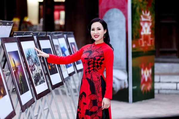 Không ngại chồng ghen, Khánh Ly "tình tứ" cùng Minh Vương - 6 Mẹ cô cùng chị gái về quê ngoại Thái Nguyên, bố cũng có gia đình riêng. Đêm giao thừa một mình cô cứ lủi thủi, hết ra lại vào ngóng trông cha mẹ…