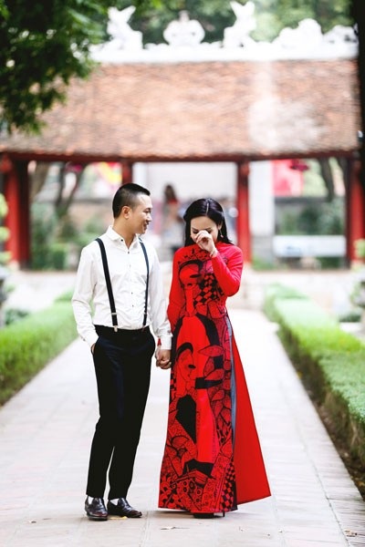 Không ngại chồng ghen, Khánh Ly "tình tứ" cùng Minh Vương - 7 Niềm vui lớn nhất của cô trong thời điểm bước sang năm mới là xem các cụ bói chân gà. Chỉ đến năm học lớp 8, được mẹ đón ra Thái Nguyên đoàn tụ, Khánh Ly mới không còn những cái Tết cô đơn.