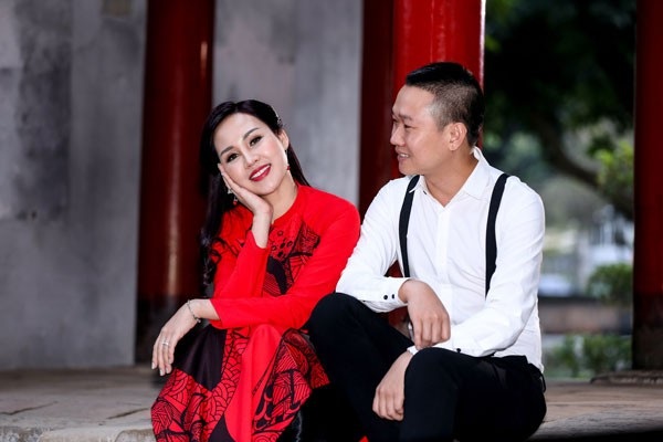 Không ngại chồng ghen, Khánh Ly "tình tứ" cùng Minh Vương - 8 Chính vì trải qua sự thiếu thốn, nên mỗi khi Tết đến xuân về, Khánh Ly lại càng mong mang đến cho mọi người, cho gia đình và cho chính bản thân cô sự ấm áp, sum vầy.