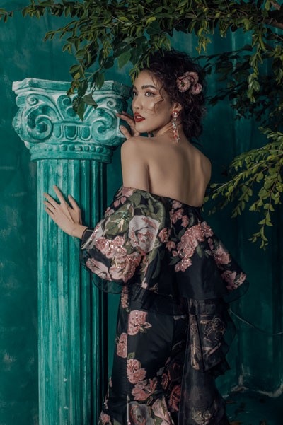 Lan Khuê quyến rũ không thể rời mắt khi lạc vào khu vườn cổ tích - 3 NTK Audrey Nguyễn là gương mặt quen thuộc của giới thời trang Việt. Anh được biết đến là chủ nhân bộ sưu tập dạ hội truyền cảm hứng cho các thí sinh trong đêm chung kết Hoa khôi Áo dài 2016 từng gây đình đám làng thời trang suốt thời gian dài.