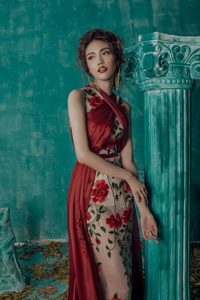 Lan Khuê quyến rũ không thể rời mắt khi lạc vào khu vườn cổ tích - 6 Tham gia trình diễn bộ sưu tập của Audrey Nguyễn tại New York có nhiều gương mặt nổi tiếng, trong đó có Hoa hậu Hòa bình Quốc tế 2014 Lees Garcias; Hoa hậu Tanzania 2017; thí sinh Hoa hậu Hoàn vũ 2017 Lilian Ericaah; Hoa hậu Cuba tại Mỹ Gladys Carredeguas...