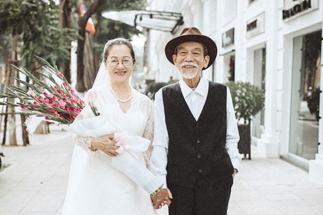 NSƯT Mai Ngọc Căn: “Mỗi lần nhìn bà ấy ăn cơm, tôi lại rơm rớm nước mắt” - 2 Bộ ảnh cưới khiến nhiều người ngưỡng mộ về tình yêu của vợ chồng nghệ sĩ Mai Ngọc Căn.