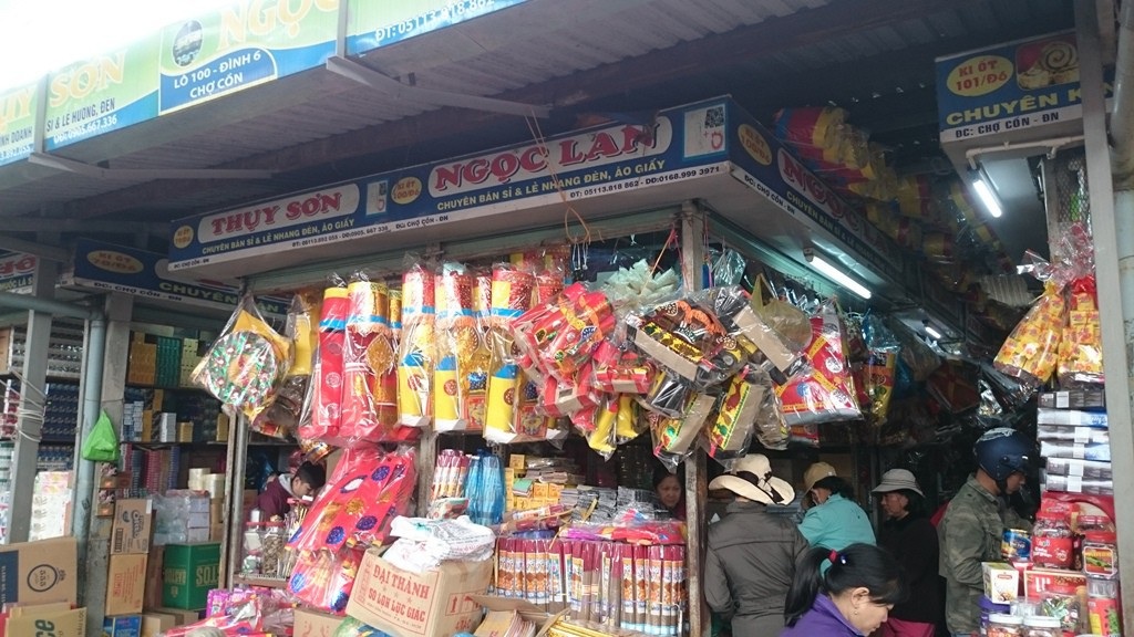 Cá chép cúng ông Công ông Táo được giá, người buôn lãi đậm - 4
Hàng mã phục vụ ông Công, ông Táo thu hút người mua
