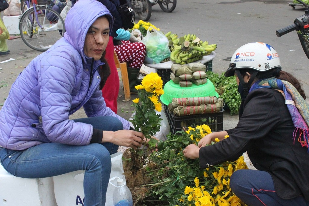 Cá chép cúng ông Công ông Táo được giá, người buôn lãi đậm - 6
Hoa tươi, trái cây, tấp nập người mua tại các chợ