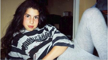 Hình ảnh thuở “ngố tàu” cực độc của các “sao” lớn - 8 Cố ca sĩ Amy Winehouse từng có những năm tháng niên thiếu hết sức trong sáng và vô ưu