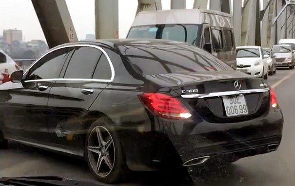 Phạt nguội xe Mercedes thản nhiên quay đầu trên cầu Chương Dương - 1 Hình ảnh chiếc xế hộp Mercsdes quay đầu trên cầu Chương Dương. (Ảnh cắt từ clip)