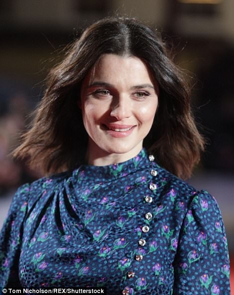 Sao "Xác ướp Ai cập" trẻ đẹp ở tuổi 47 - 8
Bà xã của chàng điệp viên Daniel Craig thu hút mọi ánh nhìn.