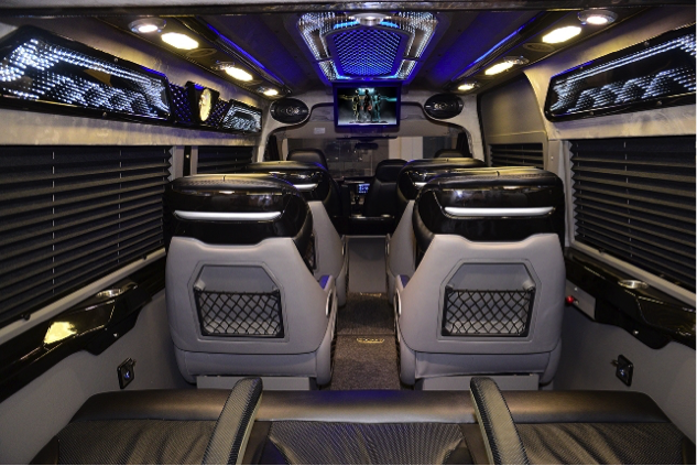 U23 Việt Nam ngồi trên limousine “hàng độc” ở Sài Gòn - 3 Nội thất xe cực kỳ sang trọng