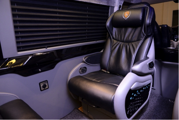 U23 Việt Nam ngồi trên limousine “hàng độc” ở Sài Gòn - 5 Ghế ngồi cực rộng và thoải mái, độ ngã lưng lớn
