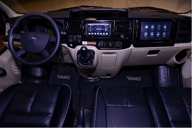 U23 Việt Nam ngồi trên limousine “hàng độc” ở Sài Gòn - 6 Táp lô trước sang trọng hiện đại.