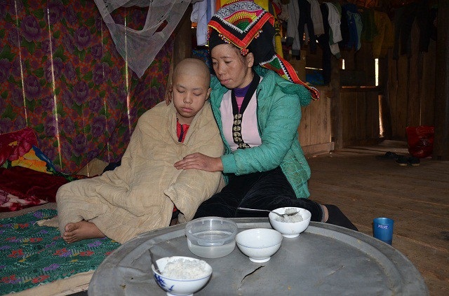 Mắc bệnh ung thư, cậu bé 15 tuổi sống lay lắt như đèn trước gió - 14 Gia cảnh khốn khó, cậu bé bất hạnh này đang phải đối diện với một tương lai u ám, đầy bất trắc!?...
