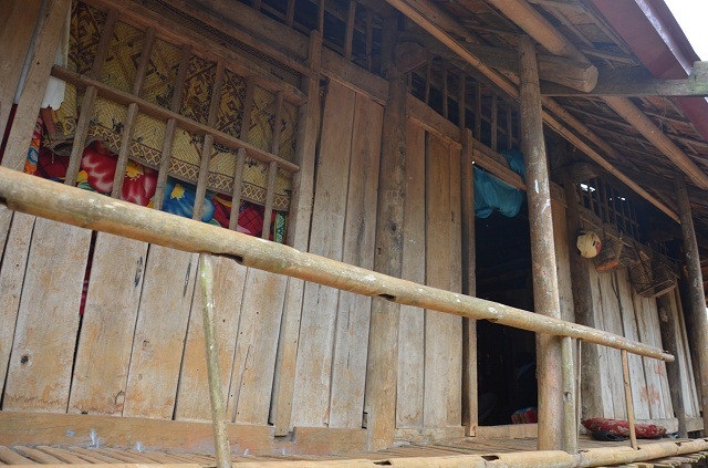 Mắc bệnh ung thư, cậu bé 15 tuổi sống lay lắt như đèn trước gió - 5 Căn nhà sàn cũ nát của gia đình Hùng, nằm trơ trọi, chênh vênh giữa đỉnh đồi hun hút gió.
