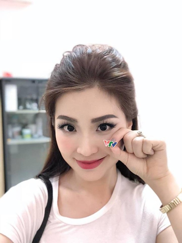 Soi nhan sắc gợi cảm dàn mỹ nhân Hoa hậu Việt Nam mới lên sóng VTV - 8 Sau một khoảng thời gian dài tập trung chăm lo cho gia đình và chỉ xuất hiện trong một số sự kiện showbiz, Á hậu Diễm Trang đã chính thức tái xuất với vai trò mới ở VTV.