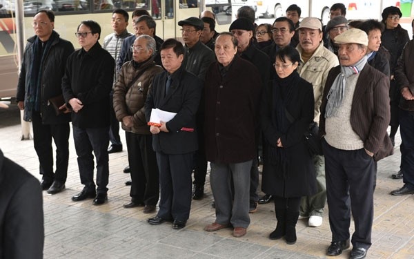 Nhạc sĩ Phạm Tuyên, Phú Quang nghẹn ngào đến tiễn đưa nhạc sĩ Hoàng Vân - 5 Nhạc sĩ Đỗ Hồng Quân, Chủ tịch Hội nhạc sĩ Việt Nam (giữa) cùng nhiều nhạc sĩ, nghệ sĩ gạo cội đến tiễn đưa nhạc sĩ Hoàng Vân lần cuối.