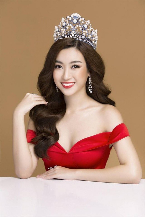 Soi nhan sắc gợi cảm dàn mỹ nhân Hoa hậu Việt Nam mới lên sóng VTV - 4 Điều khiến khán giả truyền hình bất ngờ là Hoa hậu Mỹ Linh cầm mic, dẫn tin chuyên nghiệp với giọng nói thu hút, đài từ tốt. Mỹ Linh từng chia sẻ, muốn trải nghiệm công việc MC và nàng hậu tỏ ra hội đủ các tố chất của người dẫn chương trình.