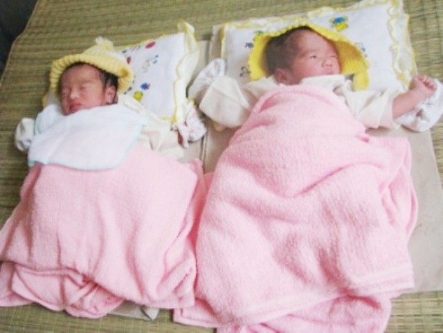 Mang Tết đến với gia đình 2 bé Mỹ Nhân và Mỹ Ái - 4 Hai cháu Mỹ Nhân, Mỹ Ái của hơn 9 năm về trước. Tên của 2 cháu do chính Tổng biên tập báo Dân trí Phạm Huy Hoàn đặt theo nguyện vọng của gia đình.
