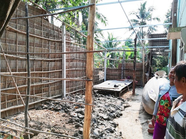 Mang Tết đến với gia đình 2 bé Mỹ Nhân và Mỹ Ái - 3 Gia đình anh Sa Quanh đang sửa lại căn nhà đón Tết.