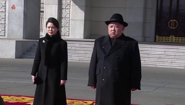 Tên lửa, xe tăng xuất hiện trong lễ duyệt binh của Triều Tiên - 7
Nhà lãnh đạo Kim Jong-un và phu nhân dự lễ duyệt binh