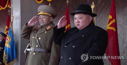 Ông Kim Jong-un: Triều Tiên là cường quốc quân sự tầm cỡ thế giới - 1 Nhà lãnh đạo Kim Jong-un giơ tay chào tại lễ duyệt binh ở Bình Nhưỡng ngày 8/2 (Ảnh: Yonhap)