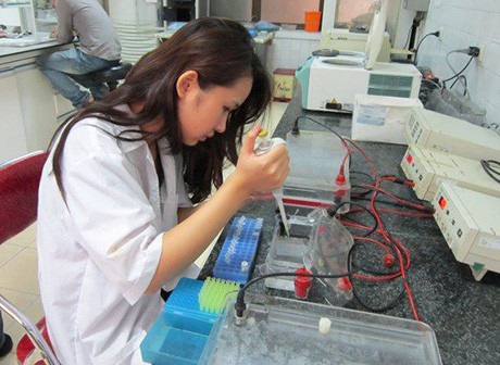 Điểm danh 6 “hot girl” tuổi Tuất nổi tiếng trong cộng đồng du học sinh - 8 Minh làm việc tại phòng thí nghiệm Sinh Hoá.