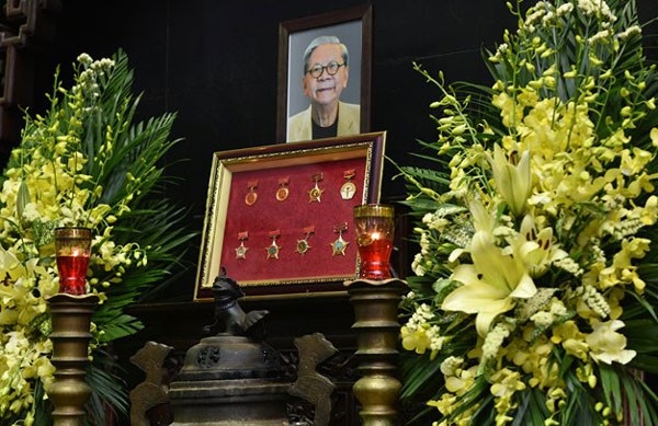 Nhạc sĩ Phạm Tuyên, Phú Quang nghẹn ngào đến tiễn đưa nhạc sĩ Hoàng Vân - 1 Nhạc sĩ Hoàng Vân đã qua đời vào sáng 4/2 tại nhà riêng ở Hà Nội. Ông hưởng thọ 88 tuổi.