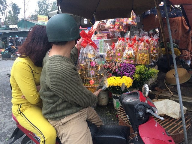 Sáng sớm hàng đã hết veo, mặc giá cả tăng ngày ông Công ông Táo về trời - 1 Người dân tranh thủ đi chợ từ sáng sớm