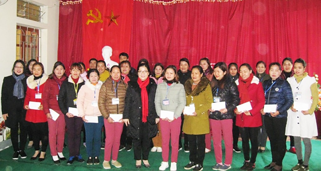 Hội Khuyến học phường gây quỹ hơn nửa tỷ đồng - 2 Lãnh đạo Sở GD&ĐT Nghệ An trao quà đến các cô giáo và học sinh 6 huyện miền núi Nghệ An dịp Tết 2018.