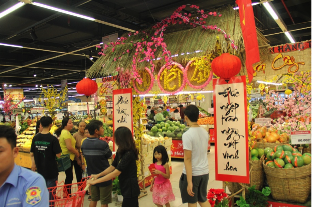 Rộn ràng sắc xuân -đến Lotte Mart là thấy Tết - 6
Tại gian hàng trái cây, LOTTE Mart cung cấp đầy đủ hàng hóa cho nhu cầu trưng bày mâm ngũ quả: Mãng cầu, Sung, Dừa, Đu đủ, Xoài, …vừa đẹp mắt lại vừa an toàn. Tại khu vực Delica khách hàng cũng có thể thỏa sức lựa chọn các thực phẩm: Gà hấp cúng, Chân giò hầm, khổ qua dồn thịt, thịt kho tàu… vừa đơn giản vừa tiện dụng cho ngày Tết thêm trọn vẹn.