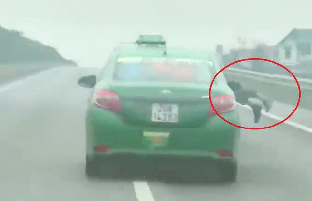 Bắt khẩn cấp tài xế hất chiến sĩ công an lên capo, phóng đi gần 20km - 1
Hình ảnh chiến sĩ công an bị tài xế taxi hất lên nắp capo. (Ảnh cắt từ clip)