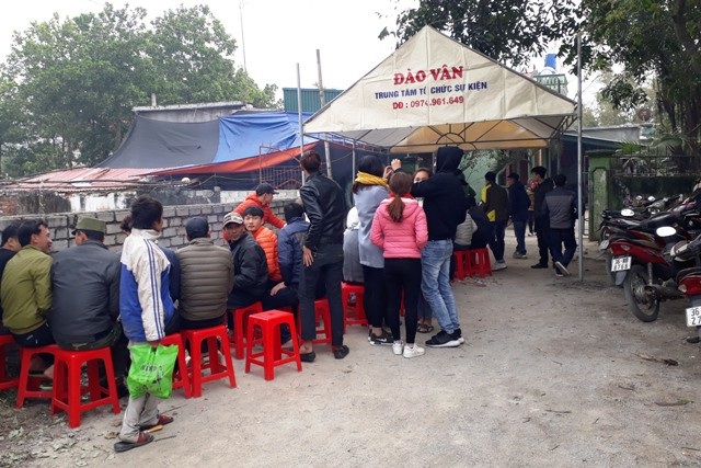 Nam sinh tử nạn khi cứu 3 mẹ con: Không kịp ăn cái Tết cuối cùng! - 4 Nhiều người dân từ nơi khác cũng đến thắp nén hương vĩnh biệt chàng trai dũng cảm.