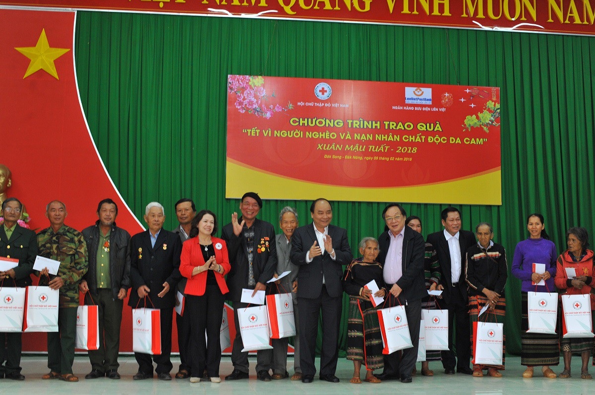 Thủ tướng chúc tết, tặng quà đồng bào tỉnh Đắk Nông - 2 Thủ tướng tặng quà Tết cho đồng bào dân tộc thiểu số Đắk Nông