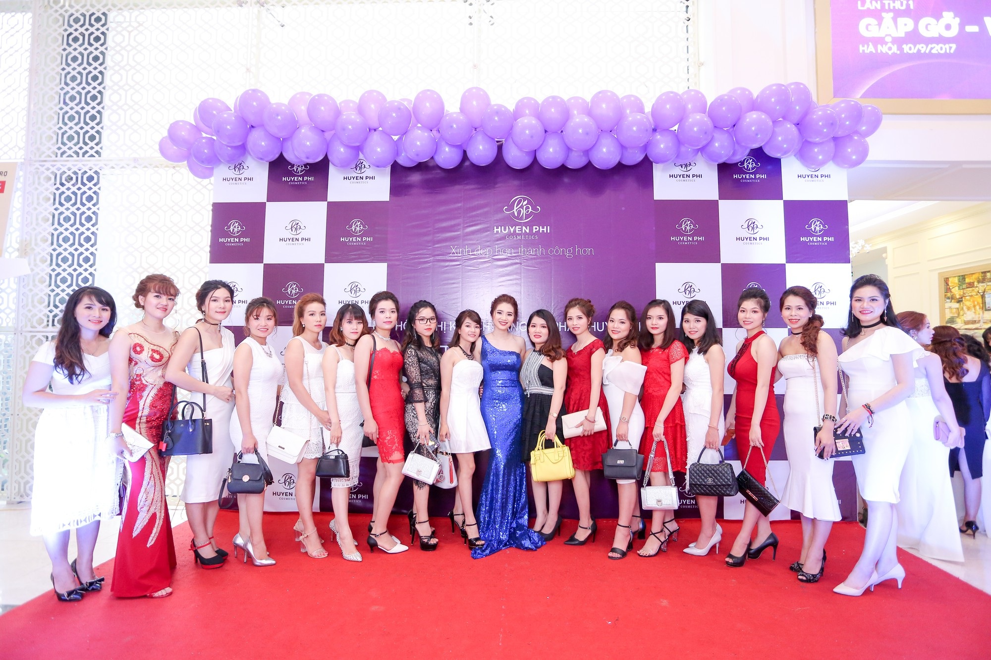 Mỹ phẩm Huyền Phi: “Thượng tôn pháp luật là bước đầu khẳng định sản phẩm tốt” - 4 Gala tri ân khách hàng và cán bộ nhân viên của Công ty TNHH Mỹ phẩm Huyền Phi