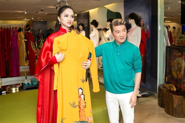 Hương Giang Idol chuẩn bị áo dài dự thi Hoa hậu Chuyển giới Quốc tế - 4 Đàm Vĩnh Hưng là người tư vấn trang phục áo dài cho cô.